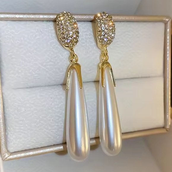 Diamond and pearl unique lux Gold and Pearl Drop Earrings - Picture 1 of 6